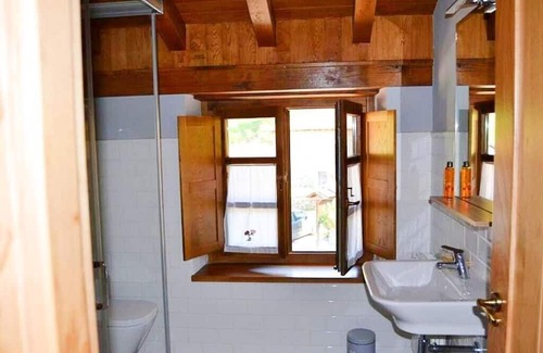 Bobia de Abajo Casa | Holiday Home 'La Corte Del Rondiellu 2' with Mountain View, Private Terrace and Wi-Fi