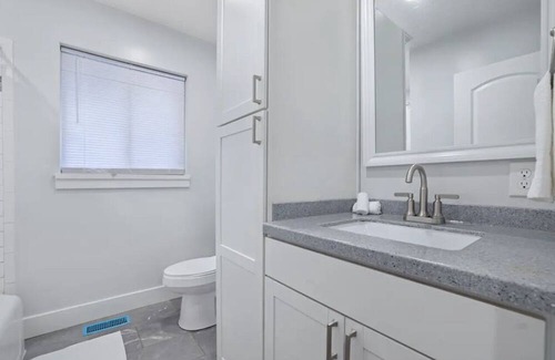 Dayton Casa | Terrific 3-bedroom house in Dayton with WiFi, AC