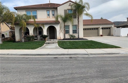 Moreno Valley Casa | Luxury and Tranquility in the Spacious Five-Bedroom Haven in Moreno Valley.