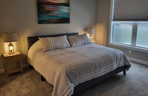 Portage Condominio | 5 minutes to the Indiana Dunes and beaches! Luxury condo with pool & workout