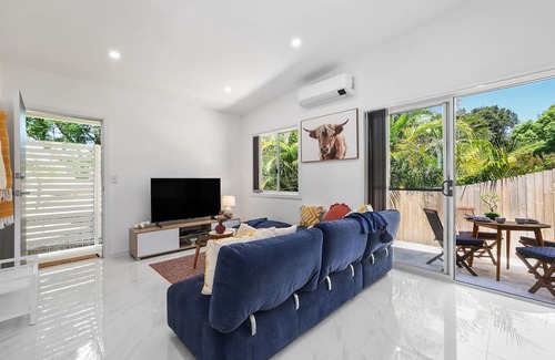 North Curl Curl Cabaña | Seaside Cottage - Relaxing, quiet and private.