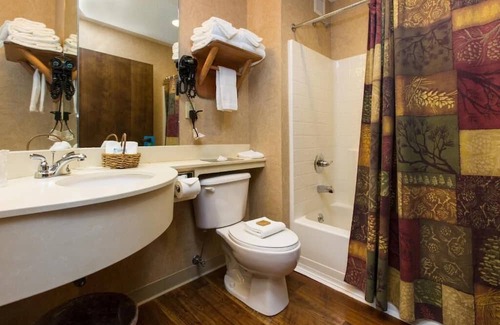 Onalaska Casa | Stoney Creek KC, Deluxe 2 Queen, Work Desk, Microwave | 3 Units