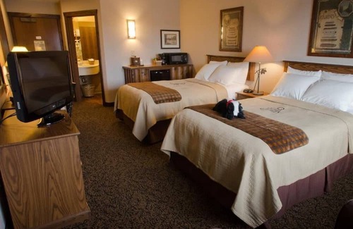 Onalaska Casa | Stoney Creek KC, Deluxe 2 Queen, Work Desk, Microwave | 3 Units