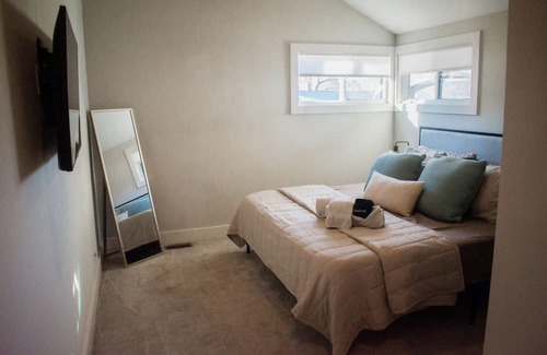 Simpsonville Casa | Downtown Bungalow with king ensuite, coffee station, laundry, & wifi,