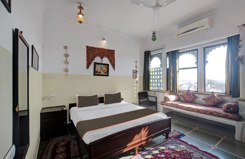Lake Swaroop Sagar Hotel | Collection O Hotel Girnar Villa