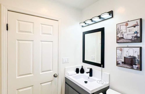 Woodland Hills Casa | Modern Urban Studio In LA - WO3-TOP