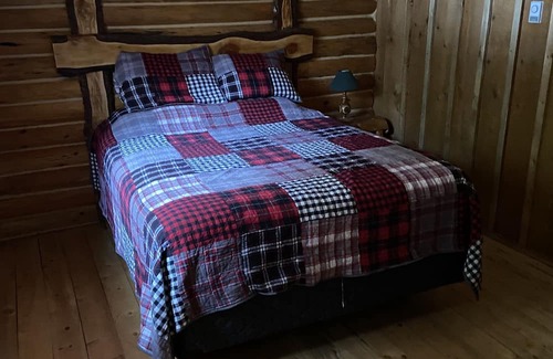 Merritt Cabina | Rustic Small Cabin