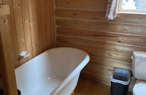 Merritt Cabina | Rustic Small Cabin