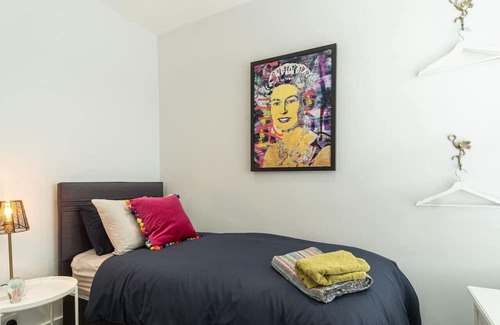 Coalville Casa | Sparkenhoe - Stunning home with garden & parking