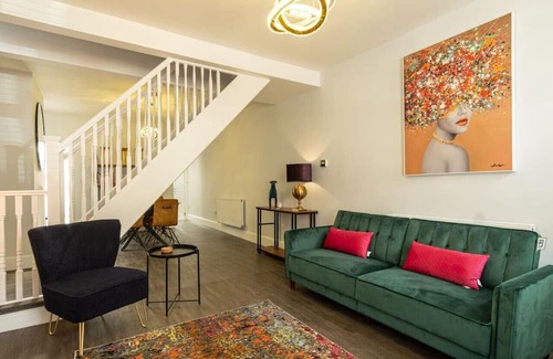 Coalville Casa | Sparkenhoe - Stunning home with garden & parking