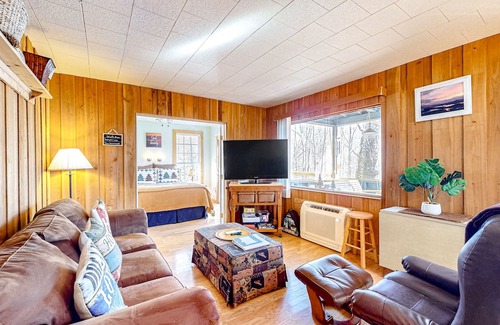 Hayesville Cabina | Dog-friendly hillside cabin with porches & mountain/forest views