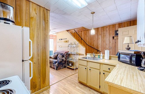 Hayesville Cabina | Dog-friendly hillside cabin with porches & mountain/forest views