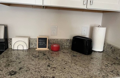 Cape Coral Casa | NEW 3 Bed 2 Bath with Full Size Kitchen Vacation Home - Free Wifi and Parking