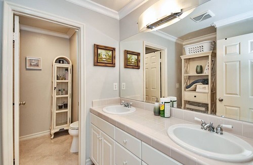 Bonita Villa | Koi Pond Oasis Luxurious Mansion King Suites In Gated community