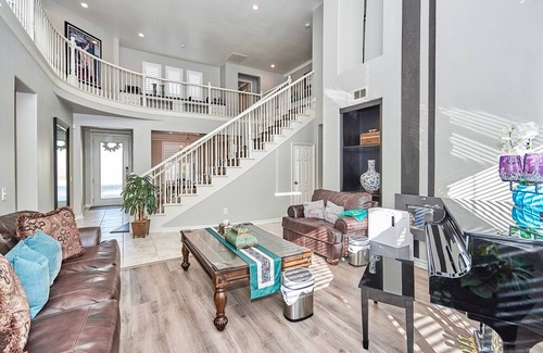 Bonita Villa | Koi Pond Oasis Luxurious Mansion King Suites In Gated community