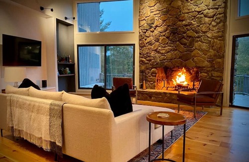 Redding Ridge Casa | Private * Hiking * Swimming * Pool * Steam-room