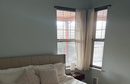 Missoula Condominio | Cozy condo minutes from downtown with lofted ceilings and spacious rooms!