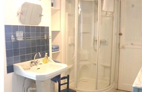 Aumeville-Lestre Apartamento | Spacious apartment with garden