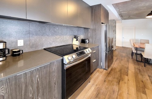 Fabreville Apartamento | Corporate Stays - Le James - 3 Bedroom Apartment with AC and WIFI in Laval