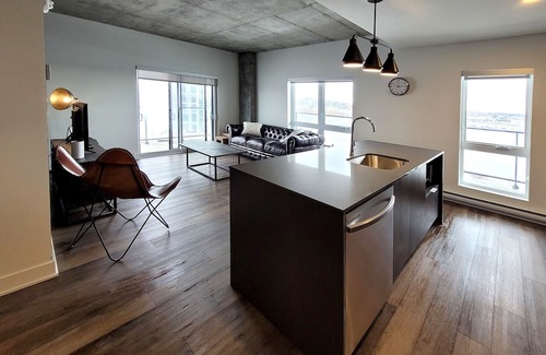 Fabreville Apartamento | Corporate Stays - Le James - 3 Bedroom Apartment with AC and WIFI in Laval