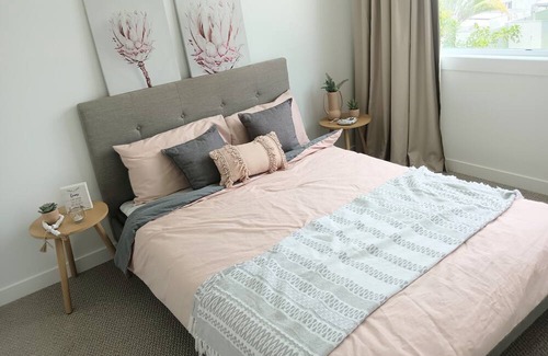 Burleigh Waters Casa | New Burleigh home with pool 5 night midweek stay rates dropped!