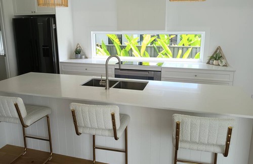 Burleigh Waters Casa | New Burleigh home with pool 5 night midweek stay rates dropped!