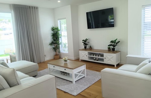 Burleigh Waters Casa | New Burleigh home with pool 5 night midweek stay rates dropped!