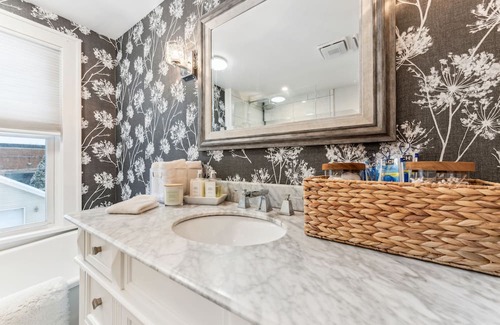 West Irondequoit Casa | Explore City & Nature: Close to Lake, Zoo & Parks!