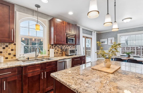 West Irondequoit Casa | Explore City & Nature: Close to Lake, Zoo & Parks!