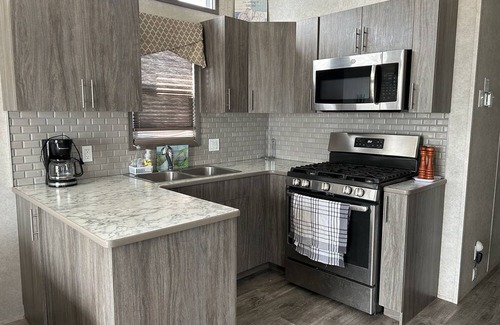 Sherkston Cabaña | Paradise on the lake! Relax and listen to the real waves! Not a podcast!