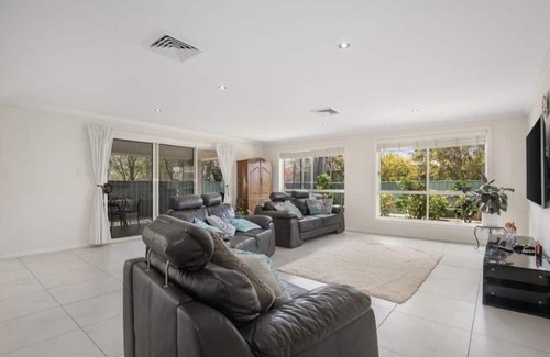 Armidale Casa | Entire House - Outrageously Clean !!!!