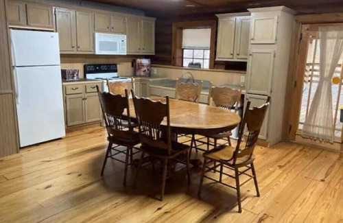 Tylertown Cabina | Less than 10 minutes to Paradise Ranch Resort Campground