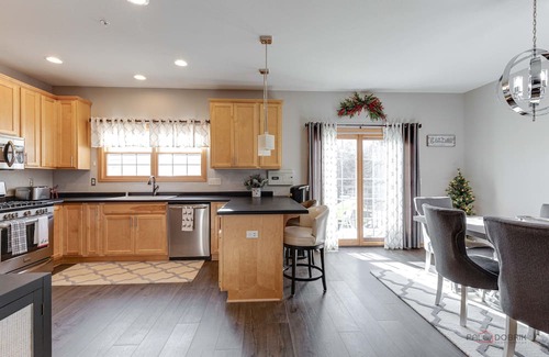Bristol Casa | 3 Story Townhome 30 min to Milwaukee, 45 min to O'hare, 25 min to Lake Geneva