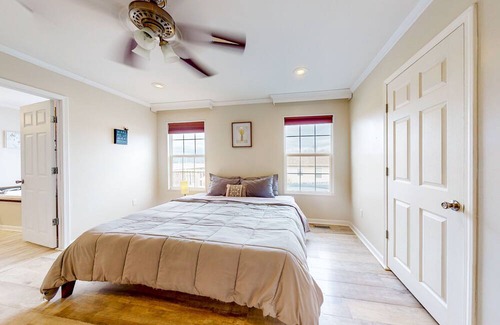 Dandridge Casa | Sunny dog-friendly home with a pool, balcony, smart TVs, washer/dryer, & AC