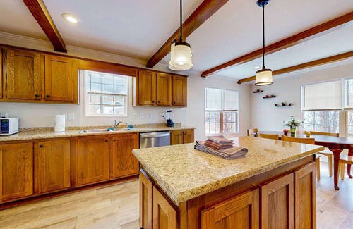 Dandridge Casa | Sunny dog-friendly home with a pool, balcony, smart TVs, washer/dryer, & AC