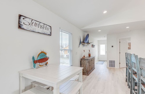 Steinhatchee Cabaña | Bright Steinhatchee Getaway, Walk to River & Dock!
