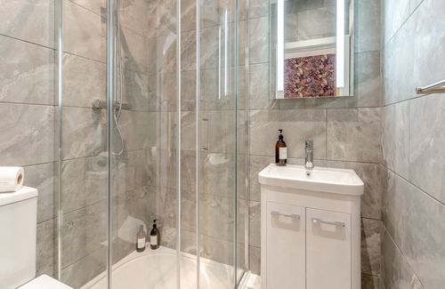 Coed-Y-Paen Cabaña | 2 bedroom accommodation in Usk