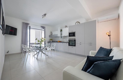 Capo d'Orlando Apartamento | Apartment 'Primo' with Partial Sea View, Wi-Fi and Air Conditioning