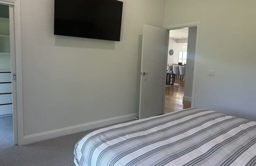 Yarram Otro | Luxury farm house, Woodside. 10 min to a beach or a 25 min drive to a forest.