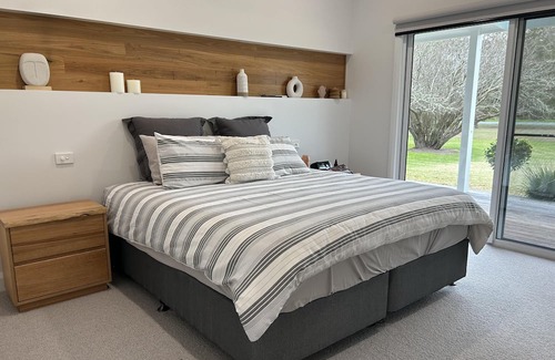 Yarram Otro | Luxury farm house, Woodside. 10 min to a beach or a 25 min drive to a forest.