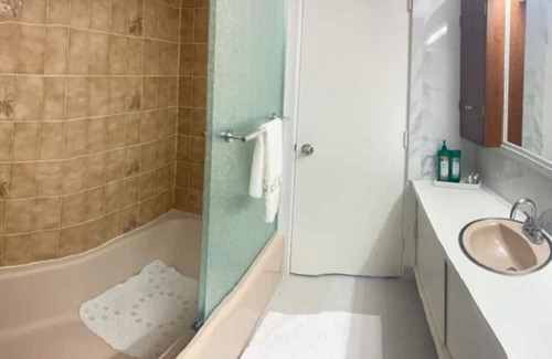 Weston Casa | Elegant, clean, spacious, king bed, fast internet