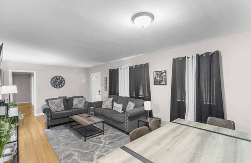 New Castle Casa | Center Point Gem: 4BR, Parking & Long Stays