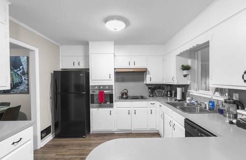 New Castle Casa | Center Point Gem: 4BR, Parking & Long Stays