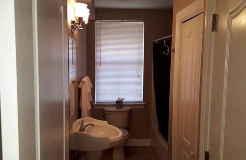 Mid-City Cabina | ✨💥CLOSE 2 FQ!❤️\ SLEEPS 4 W/ W+D