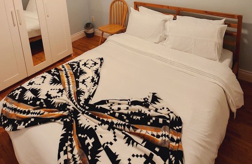 Burlington Casa | Luxurious Downtown Ground Floor Staycation. Newly furnished.