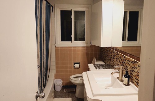 Burlington Casa | Luxurious Downtown Ground Floor Staycation. Newly furnished.