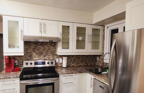 Burlington Casa | Luxurious Downtown Ground Floor Staycation. Newly furnished.