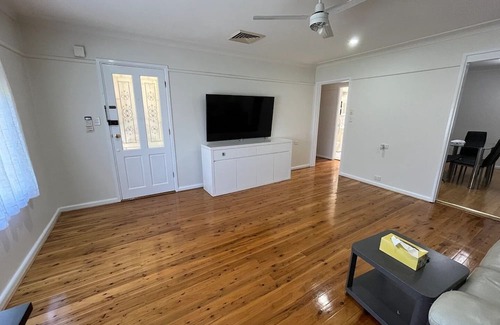 Cabramatta West Casa | Comfortable house @Mt Pritchard