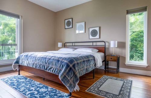 Pittsburgh Apartamento | Unmatched City View! King Bed, 2BR Apt. Free Parking!