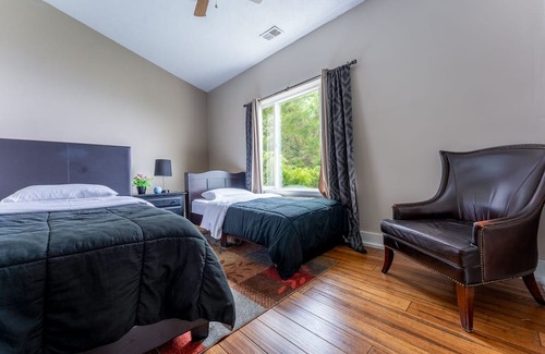 Pittsburgh Apartamento | Unmatched City View! King Bed, 2BR Apt. Free Parking!